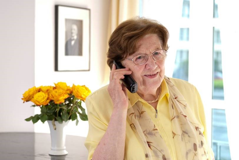 Ältere Dame telefoniert mit dem Telefonbesuchsdienst