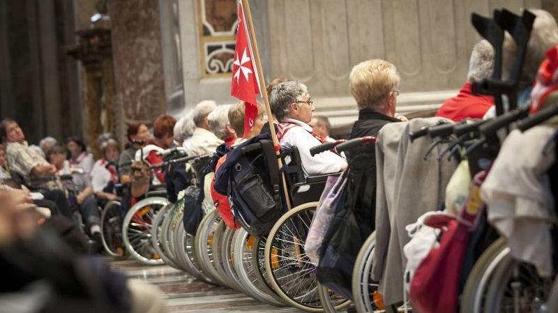 Pilger bei der Heiligen Messe im Petersdom